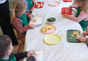 Dzieci kroją przygotowane owoce