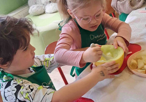 Dzieci kroją przygotowane owoce