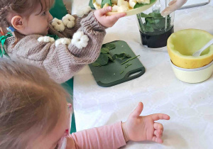 Dzieci kroją przygotowane owoce
