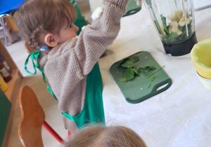 Dzieci kroją przygotowane owoce