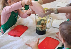 Dzieci kroją przygotowane owoce