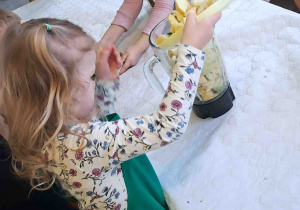 Dzieci kroją przygotowane owoce