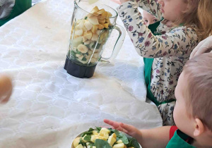 Dzieci wsypują produkty do blendera