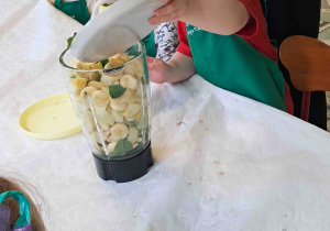 Dzieci wsypują produkty do blendera