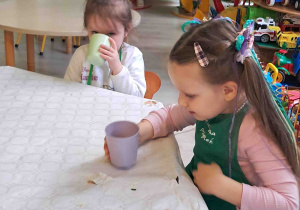 Dzieci piją przygotowany przez siebie koktajl owocowy