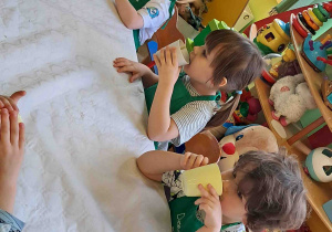 Dzieci piją przygotowany przez siebie koktajl owocowy