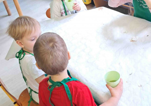 Dzieci piją przygotowany przez siebie koktajl owocowy