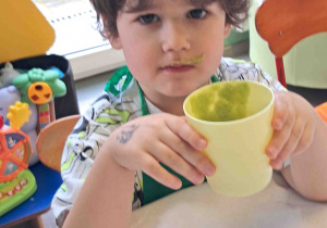 Dzieci piją przygotowany przez siebie koktajl owocowy