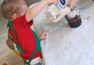 Chłopiec wlewa mleko do blendera