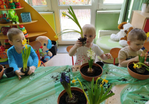 Dzieci sadzą kwiatki wiosenne