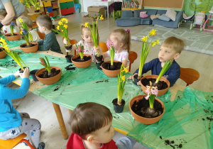 Dzieci sadzą kwiatki wiosenne