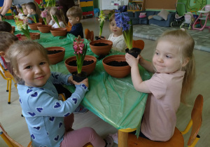Dzieci sadzą kwiatki wiosenne