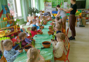 Dzieci słuchaja uważnie