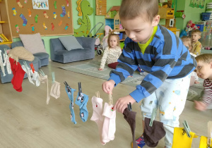 Rozwieszanie prania - skarpetek