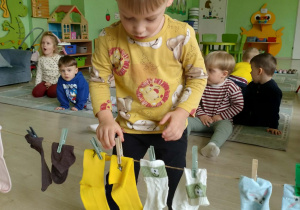 Rozwieszanie prania - skarpetek