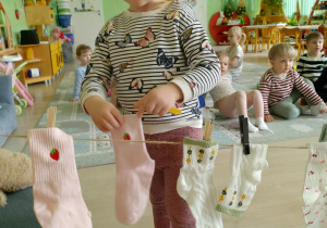 Rozwieszanie prania - skarpetek