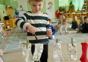 Rozwieszanie prania - skarpetek