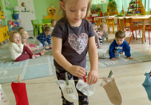 Wieszanie prania - skarpetki