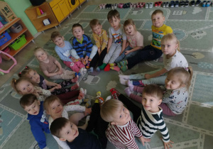 Dzieci w kolorowych skarpetkach