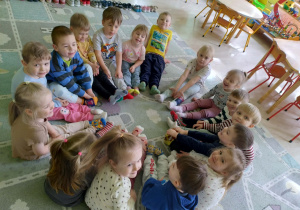 Dzieci w kolorowych skarpetkach