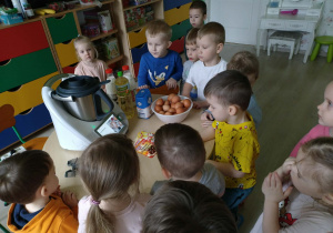 Dzieci uczestniczyły w przygotowaniu gofrów