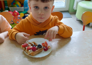 Chłopiec je gofra samodzielnie przygotowanego