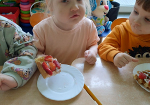 Dziewczynka je gofra samodzielnie przygotowanego