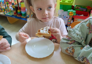 Dziewczynka je gofra samodzielnie przygotowanego