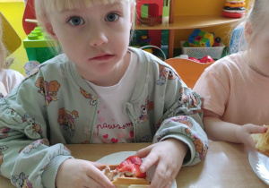 Dziewczynka je gofra samodzielnie przygotowanego