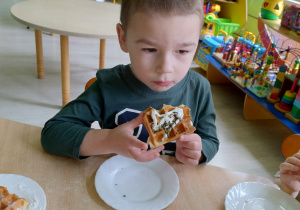 Chłopiec je gofra samodzielnie przygotowanego