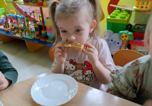 Dziewczynka je gofra samodzielnie przygotowanego