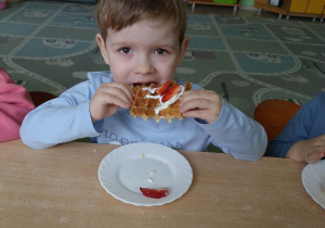 Dziewczynka je gofra samodzielnie przygotowanego