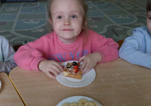 Dziewczynka je gofra samodzielnie przygotowanego