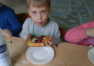 Chłopiec je gofra samodzielnie przygotowanego