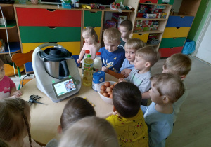 Dzieci uczestniczyły w przygotowaniu gofrów