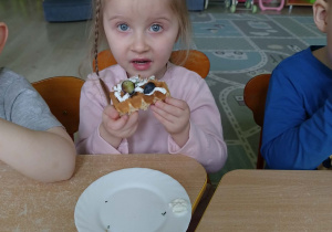 Dziewczynka je gofra samodzielnie przygotowanego