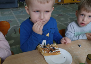 Chłopiec je gofra samodzielnie przygotowanego
