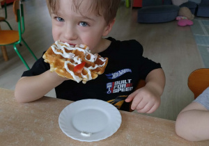 Chłopiec je gofra samodzielnie przygotowanego