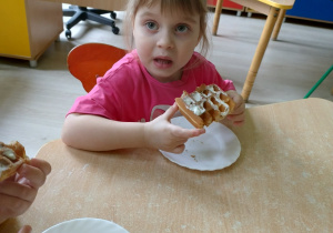 Dziewczynka je gofra samodzielnie przygotowanego