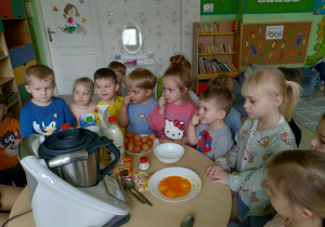 Dzieci uczestniczyły w przygotowaniu gofrów