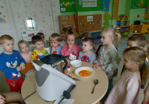 Dzieci uczestniczyły w przygotowaniu gofrów