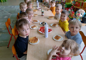 Wspólne jedzenie gofrów