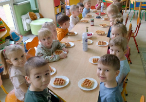 Wspólne jedzenie gofrów