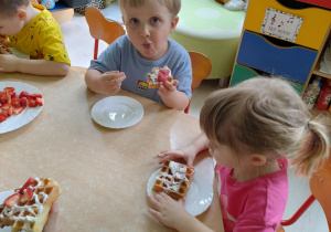 Dzieci jedzą gofry