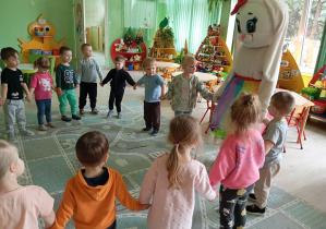 Chłopcy i dziewczynki stoją w kole