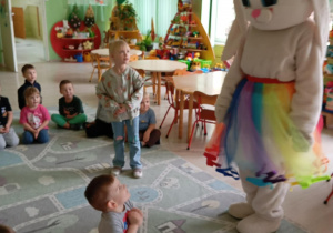 Zajączek wita się z dziećmi