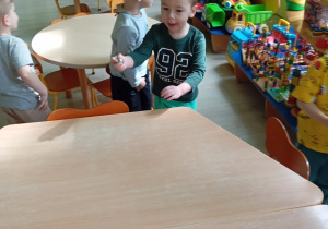 Chłopcy odnajdują ukryte słodkości