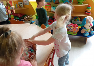 Dziewczynka w białej koszulce odnalazła ukryte słodkości