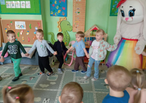 Dzieci trzymają się za ręce