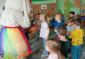 Zajączek rozdaje dzieciom słodkie upominki